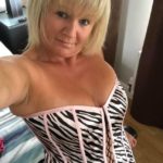 Voglio vedere il tuo cazzo mentre mi masturbo online!